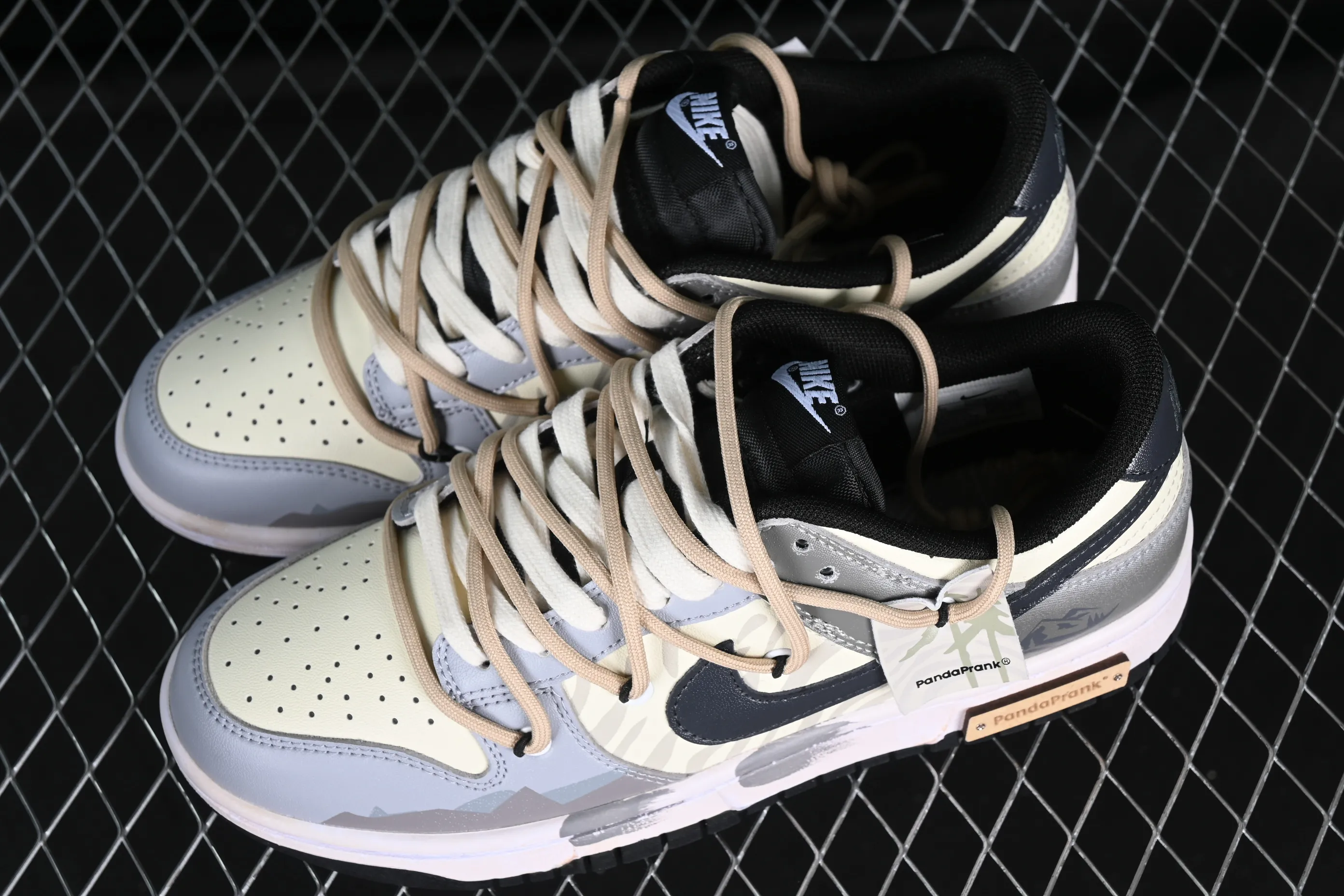 All Categories Nk SB Dunk Series Nk SB Dunk Low Low-top sneakers Nk Dunk Low Panda Prank-Jungle Crossing Crossing the Mountain to Enjoy Yourself Mountain Color SB Strap Low-top Casual Shoes FD0831-002